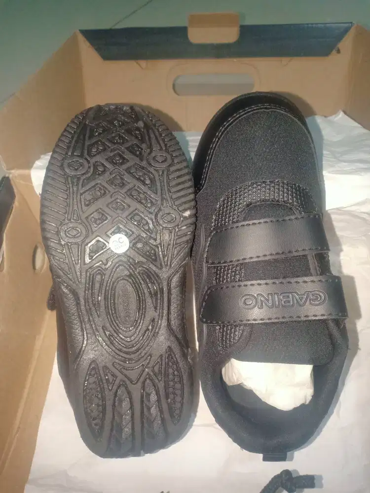 Sepatu anak sekolah GABINO full hitam perekat