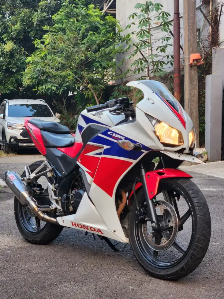 CBR 150r 2015 red white blue (rwb)