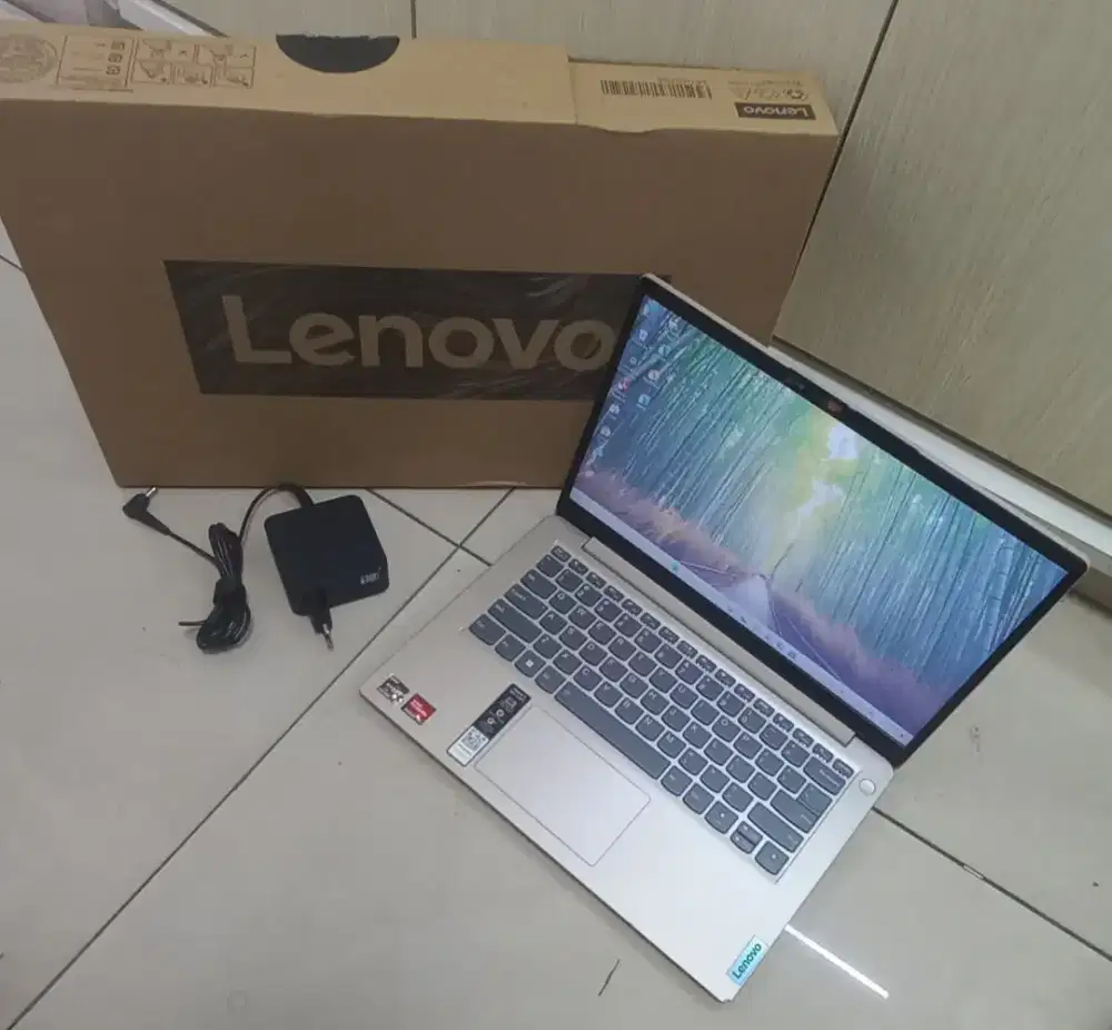 Dijual laptop Lenovo AMD RYZEN 3-5300 Ram 8GB 256GB Keybod nyala Lngkp