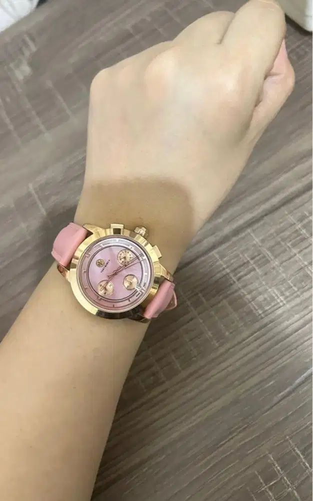 Jam Tangan Tory Burch Wanita Pink Rose Gold Leather