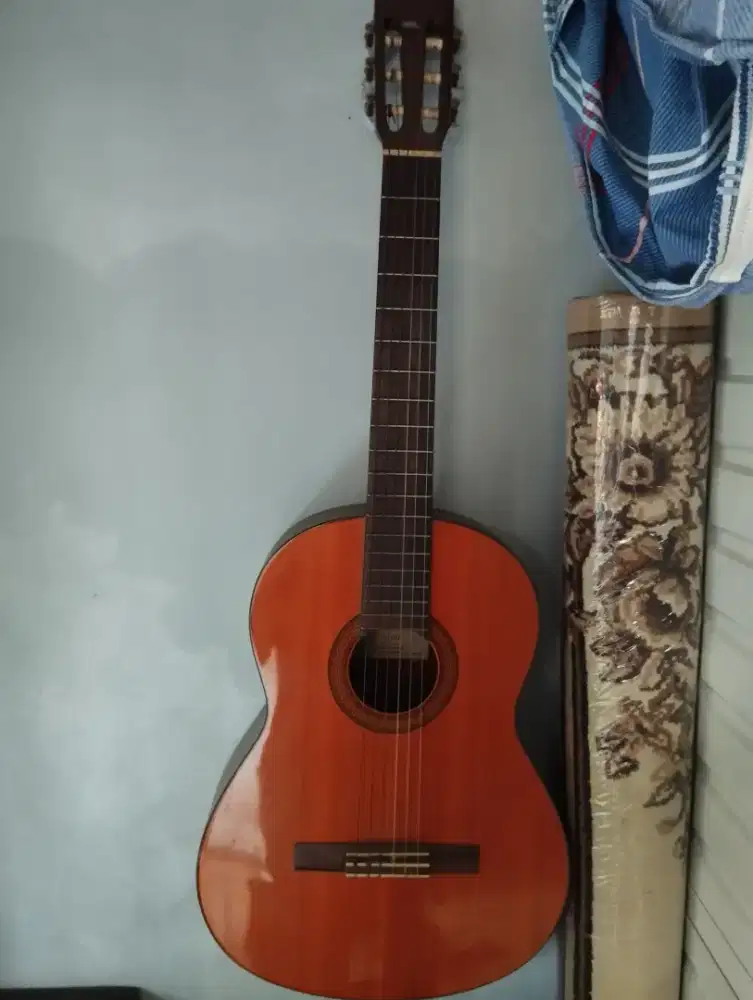 Jual gitar Yamaha CG102 original minus dikit