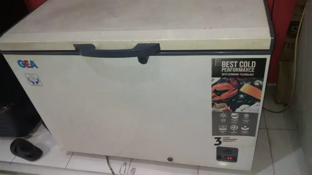 Freezer box bekas gea 330L
