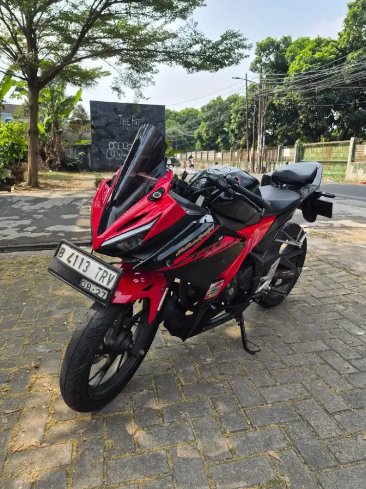 Dijual Honda CBR 150R Facelift tahun 2017 surat lengkap