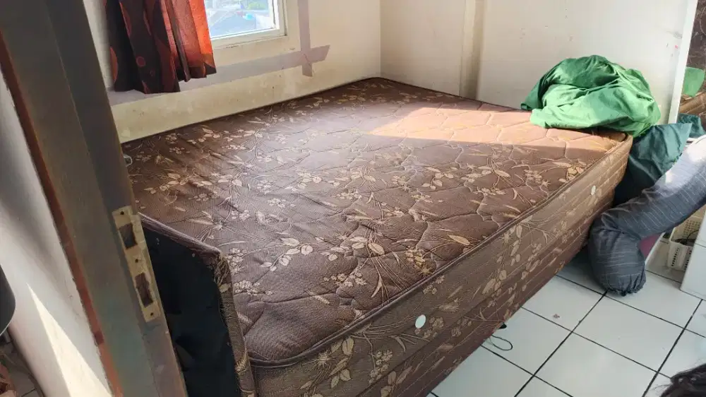 Dipan dan kasur bekas