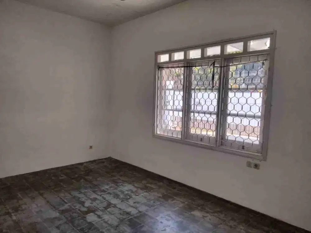 rumah tua luas dan nyaman Kawasan Elite dekat kemana Bagus untuk kantor/ tempat tinggal