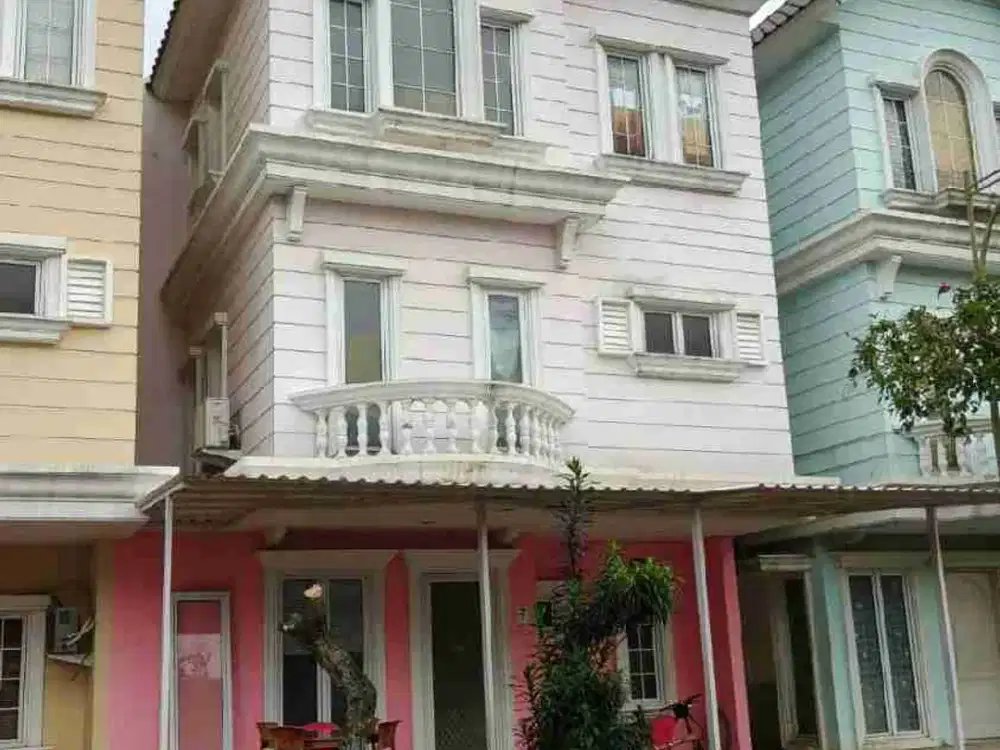 Termurah Rumah Cantik 3 Lantai Depan Club House Jarang Ada