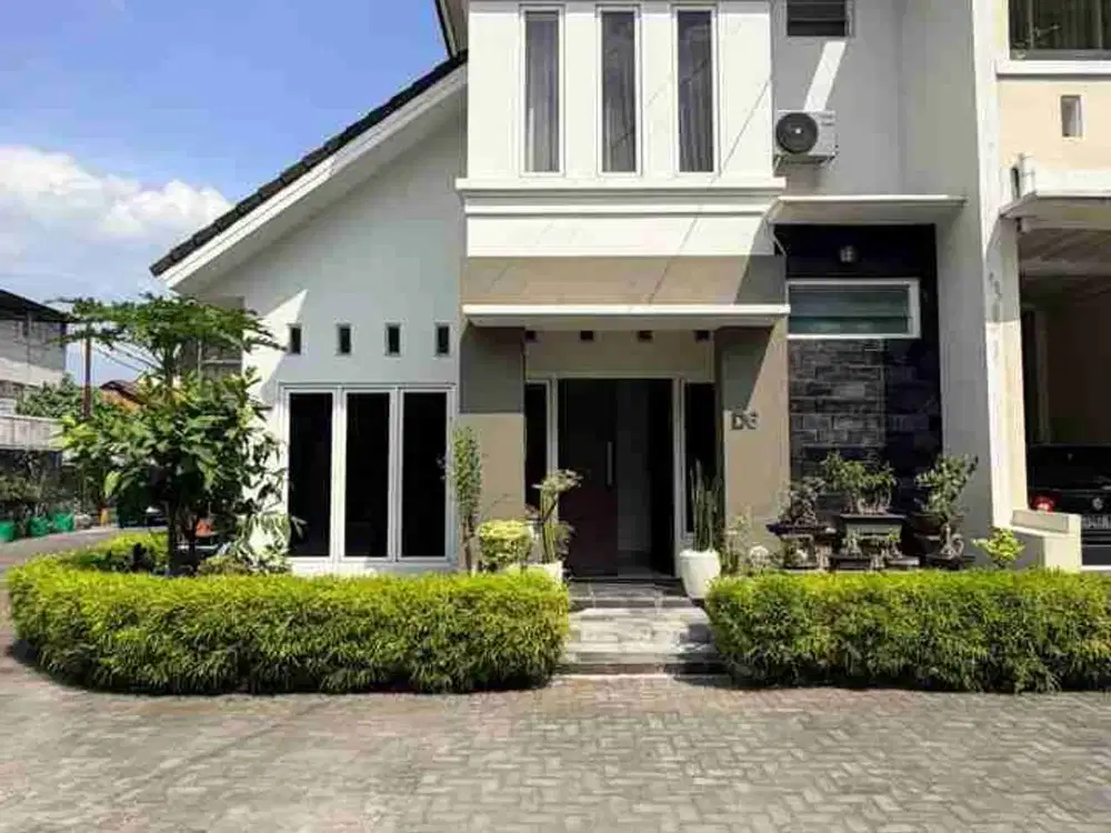RUMAH MEWAH 2 LANTAI FURNISHED DALAM PERUMAHAN ONE GATE DI JALAN KALIURANG KM. 7 DEKAT KAMPUS UGM