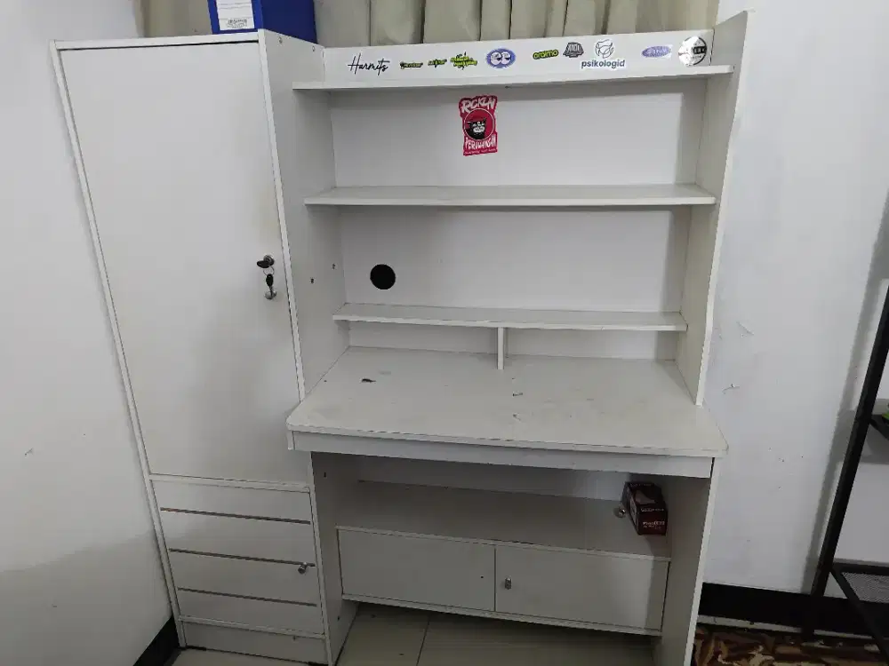 Meja belajar bekas anak kos