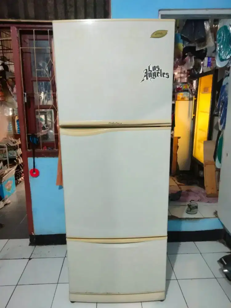 Kulkas 3 pintu toshiba