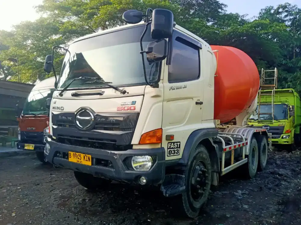 Truck mixer Hino lohan capasitas 7 kubik tahun 2023