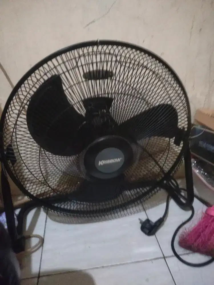 Jual kipas angin kondisi hrs diservis ...Krn ga nyala NNT nyala NNT..