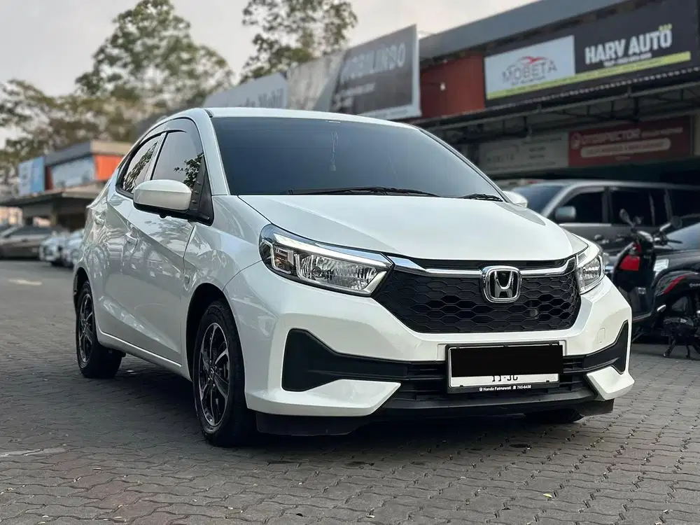 LIKE NEW! HONDA NEW BRIO E CVT 2025 PUTIH KM 1RB KM ANTIK!