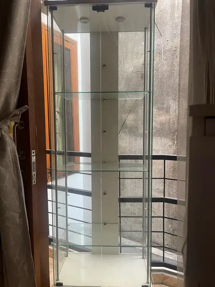 Lemari Kaca Pajangan Tas Mainan Jam