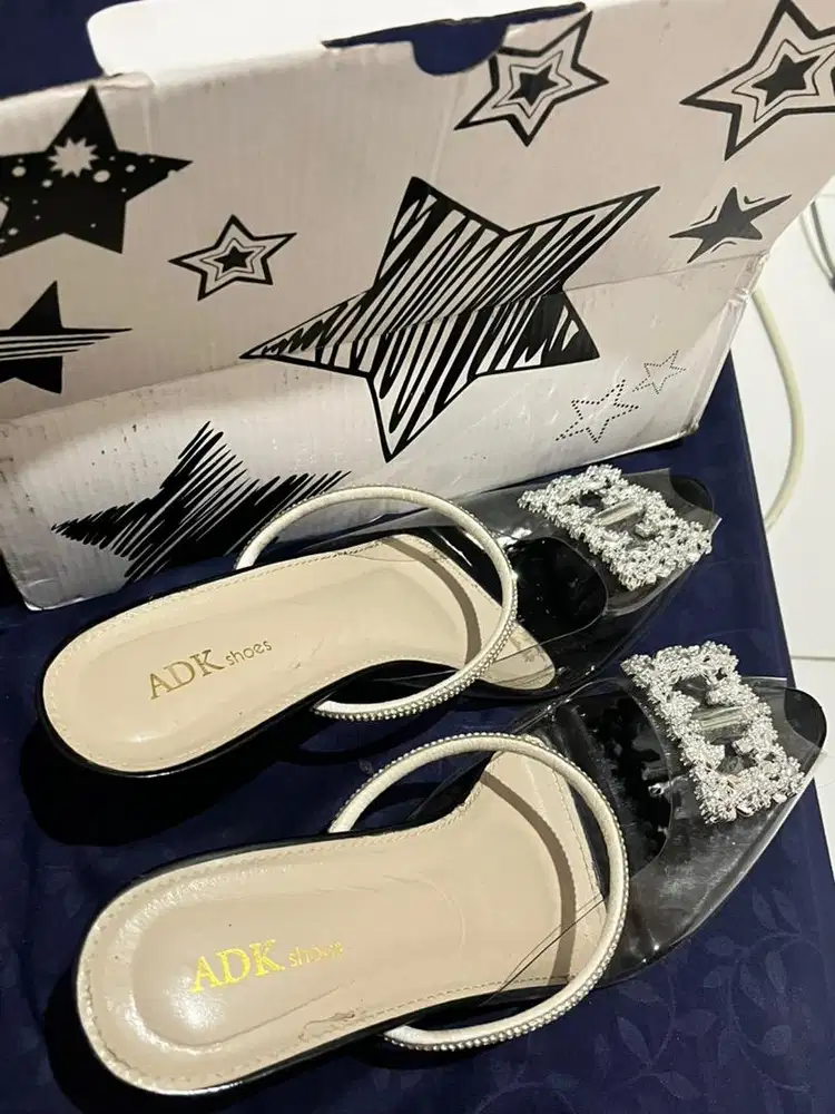 Heals hitam uk40