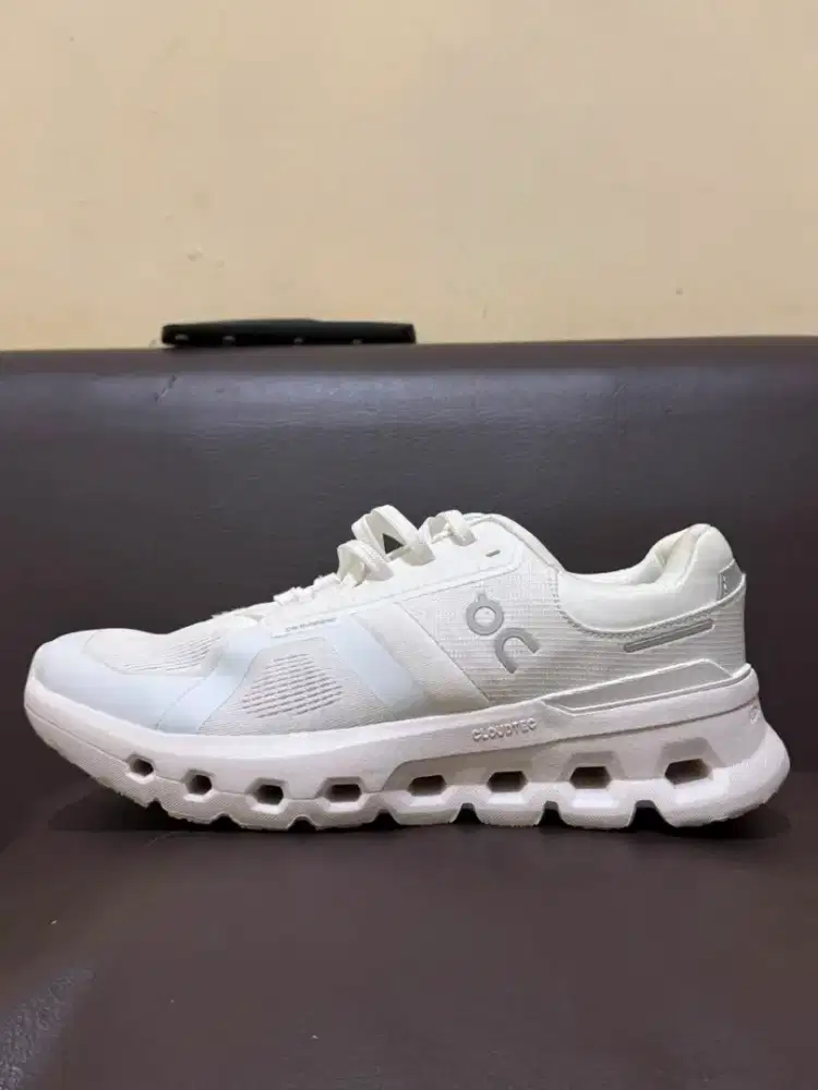 Sepatu on cloud (42) sport (padel, tenis, lari dll)