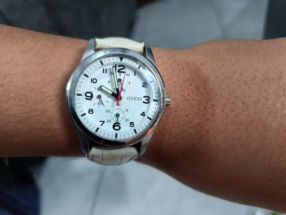 Jam Tangan Guess Chronograph W85085L3 Strap Kulit
