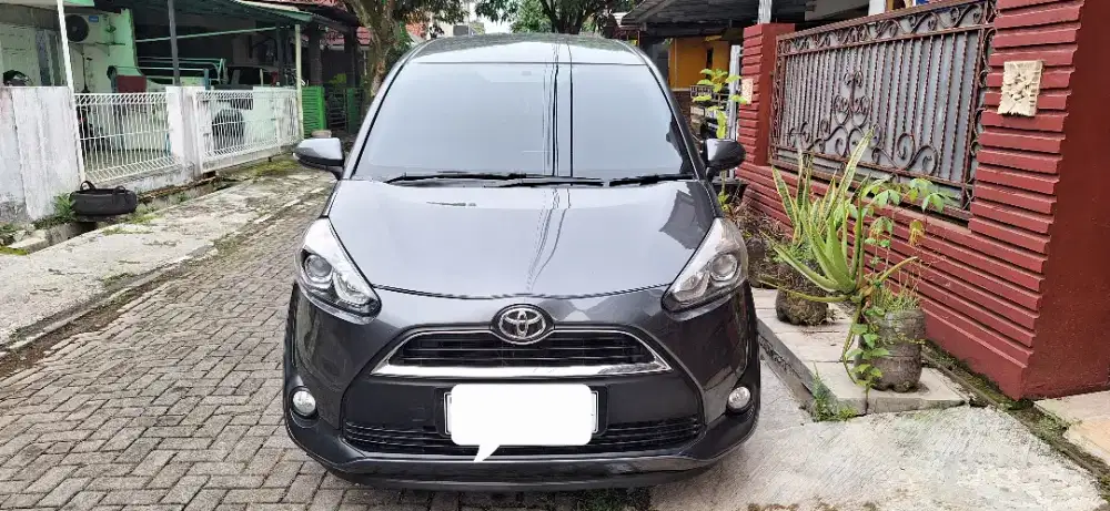 Toyota Sienta V Automatic 2017 Abu Abu