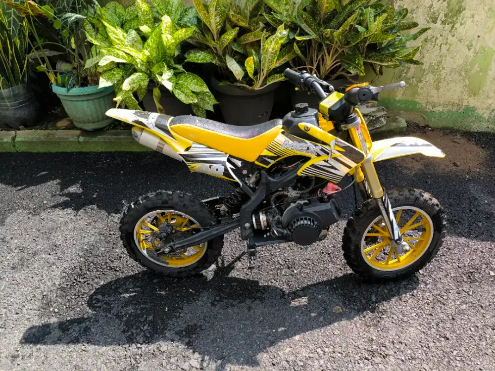 Motor 2 tak (Mainan anak)