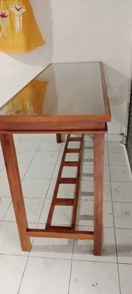 Meja kayu jati dengan dengan alas kaca
