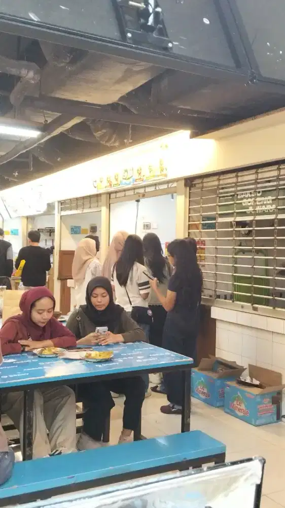 Di butuhkan karyawan untuk jaga stand makanan ayam goreng
