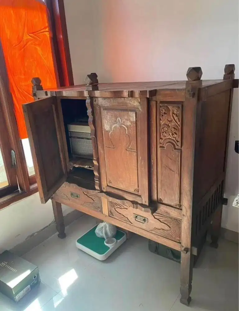 Lemari TV kayu lawas