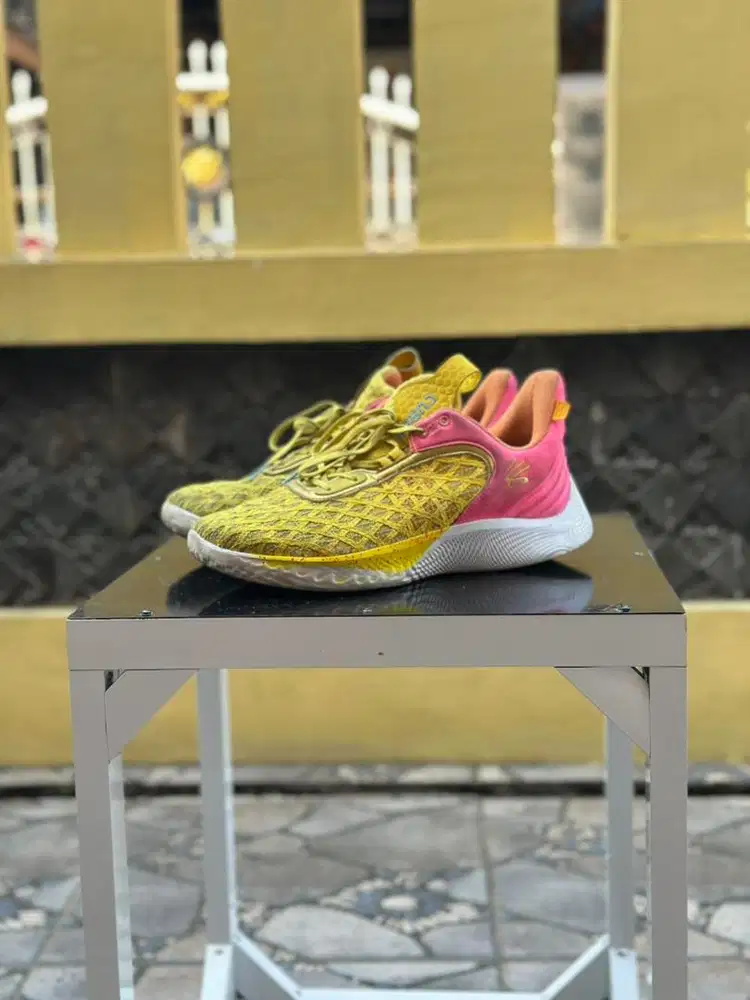 Sepatu basket under armor