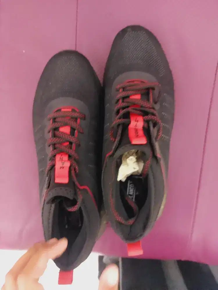 Di jual sepatu olah raga polisi, model cakep. Asli dan baru