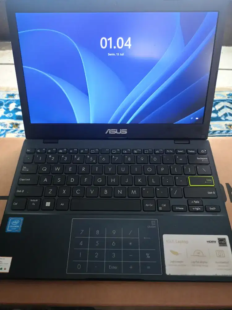 Laptop Asus E210M, 11 inchi