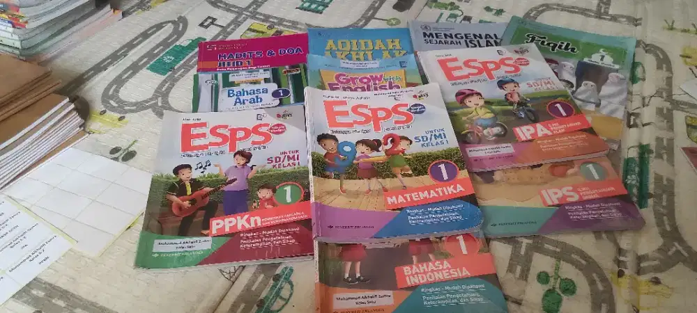 Dijual buku paket SD/MI kelas satu 10 buku