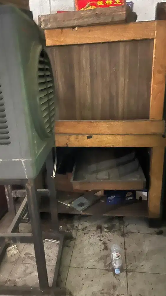 Meja bekas pajangan buah
