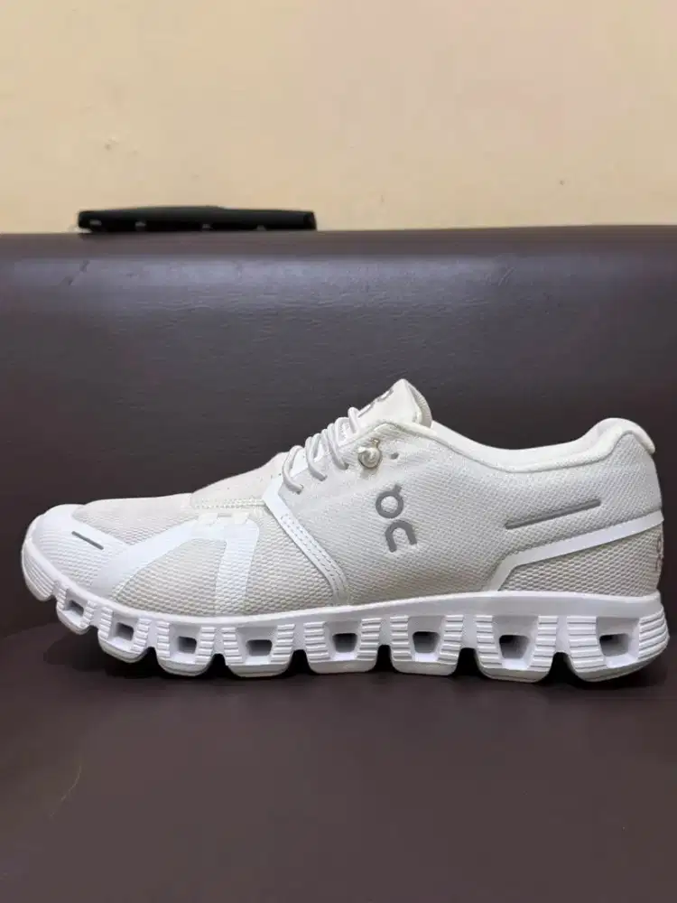 Sepatu on cloud (41) sport/sneaker
