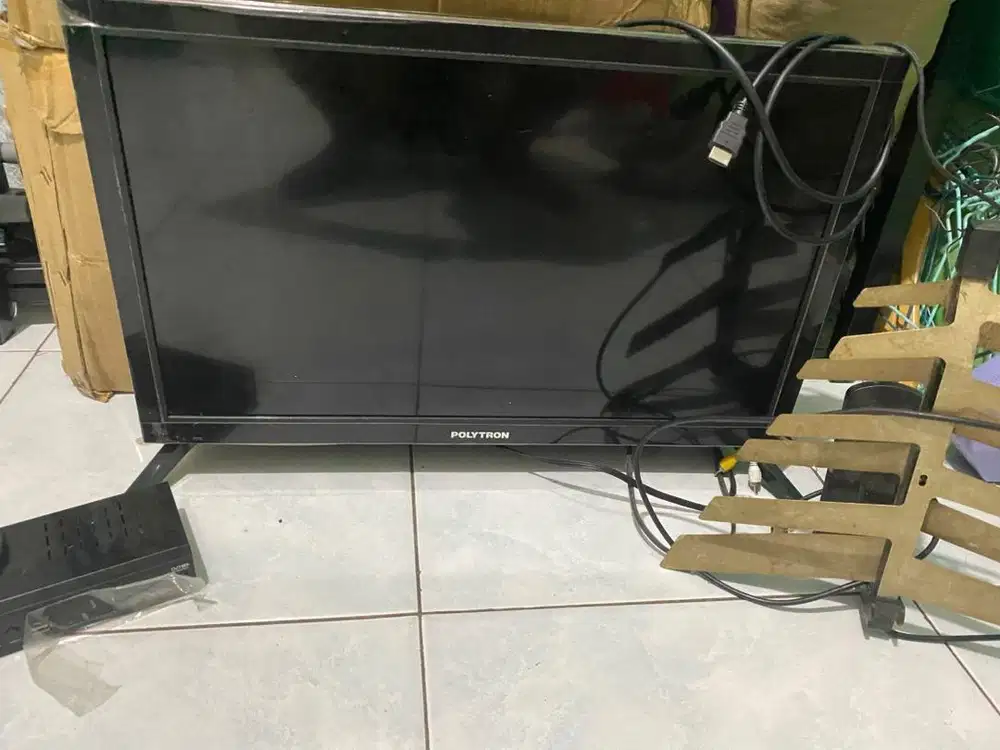 Tv polytron 24 inch + setupbox + meja
