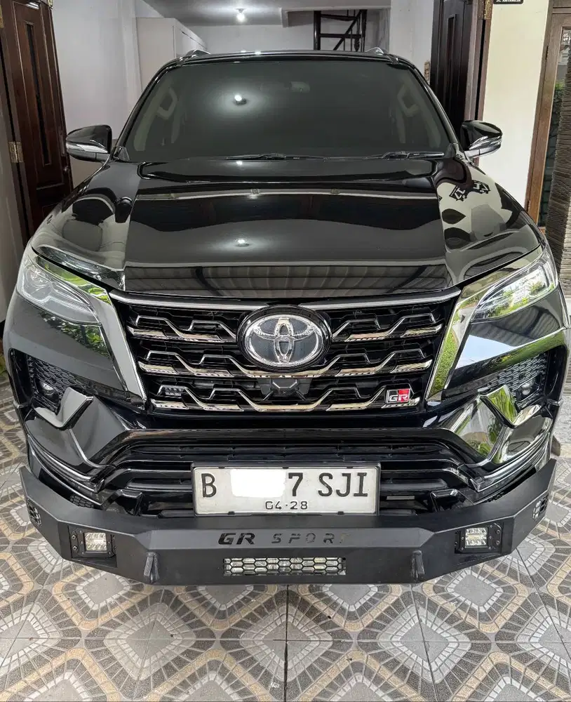 Toyota Fortuner 2.8 GR Sport 4x2 Diesel AT - Black Attitude