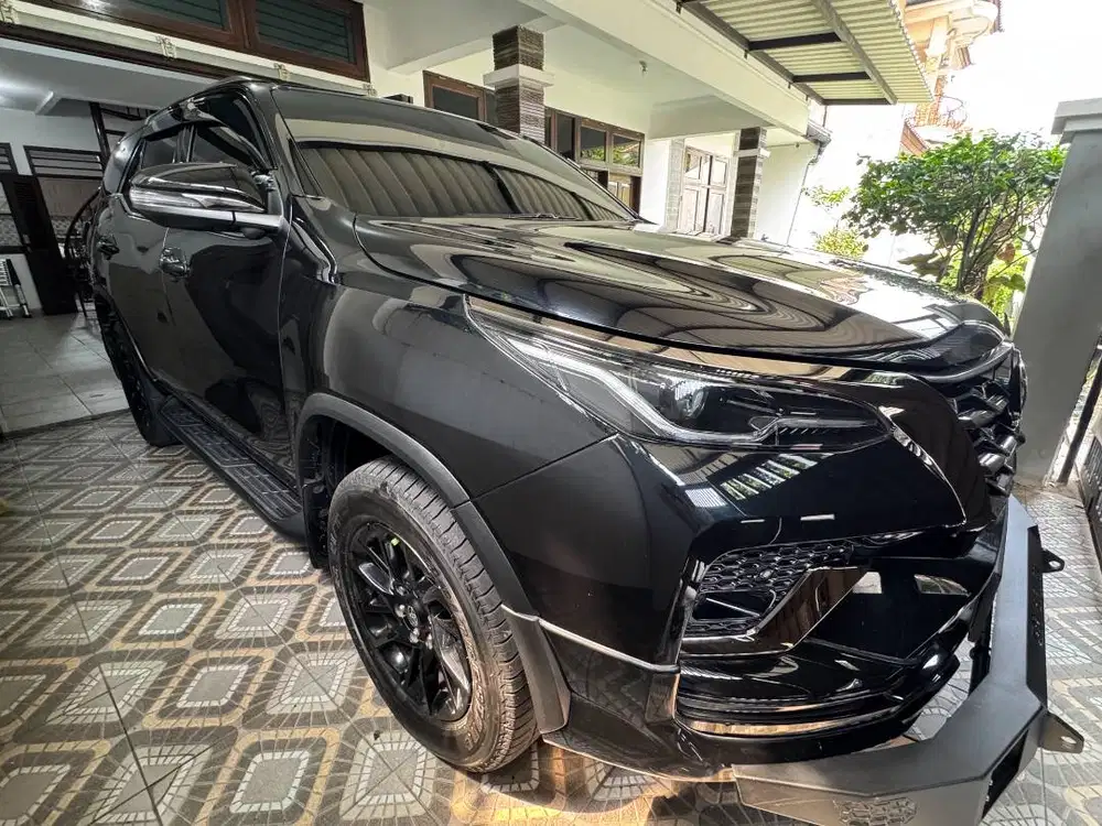 Toyota Fortuner 2.8 GR Sport 4x2 Diesel AT - Black Attitude