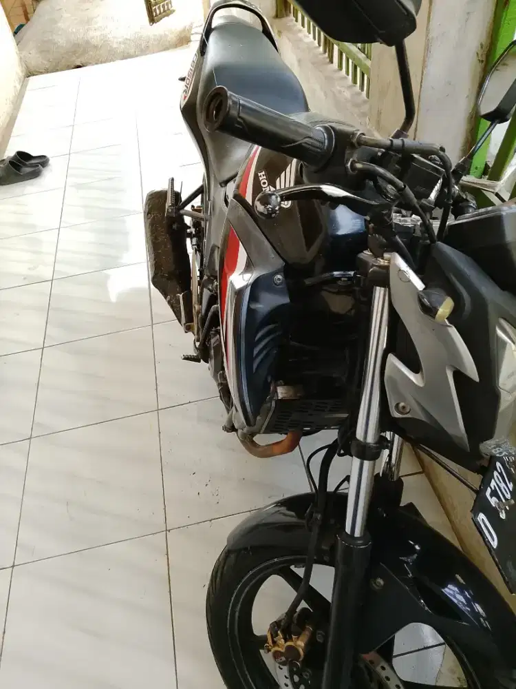 Di jual cepat Bu. motor CBR 150R