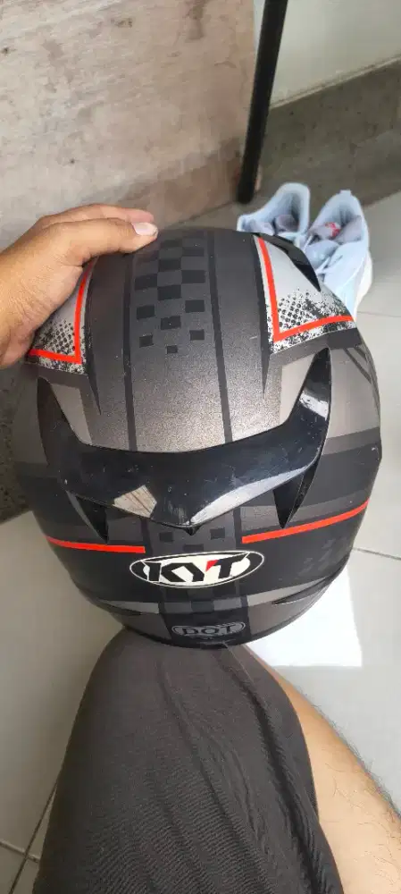 Helm bekas Kyt r-10