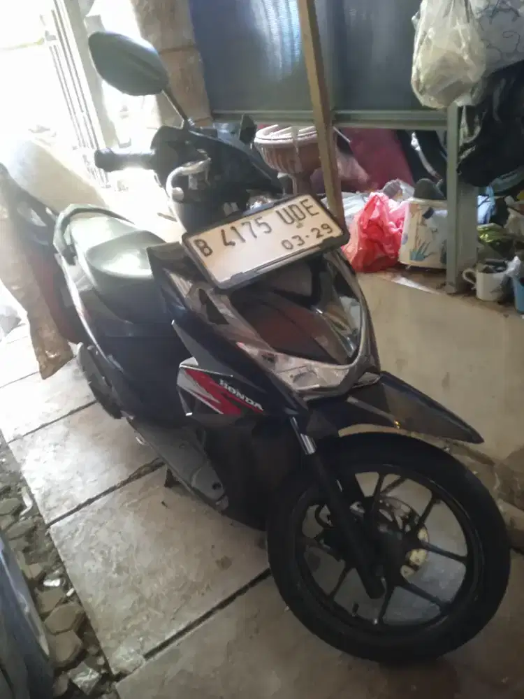 Honda Beat PGM-FI original cat mesin bagus body mulus stater hidup.