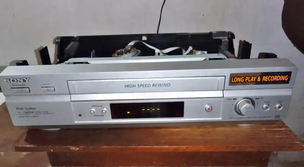 VINTAGE SONY VHS VIDEO CASSTTE RECORDER