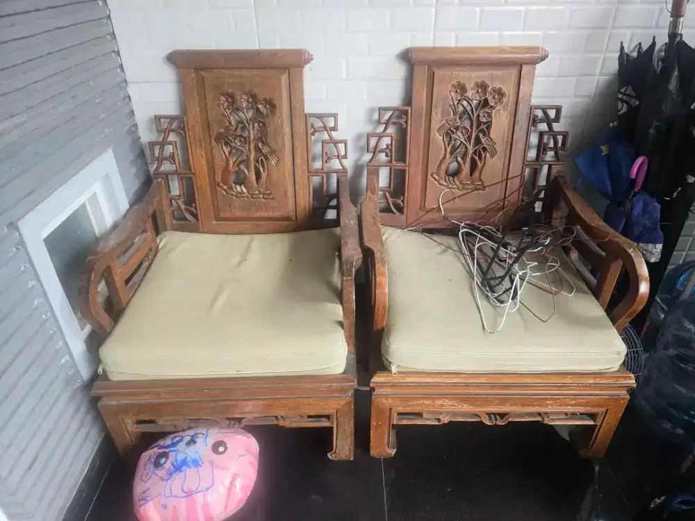 Dua buah kursi jati tua asli anti rayap