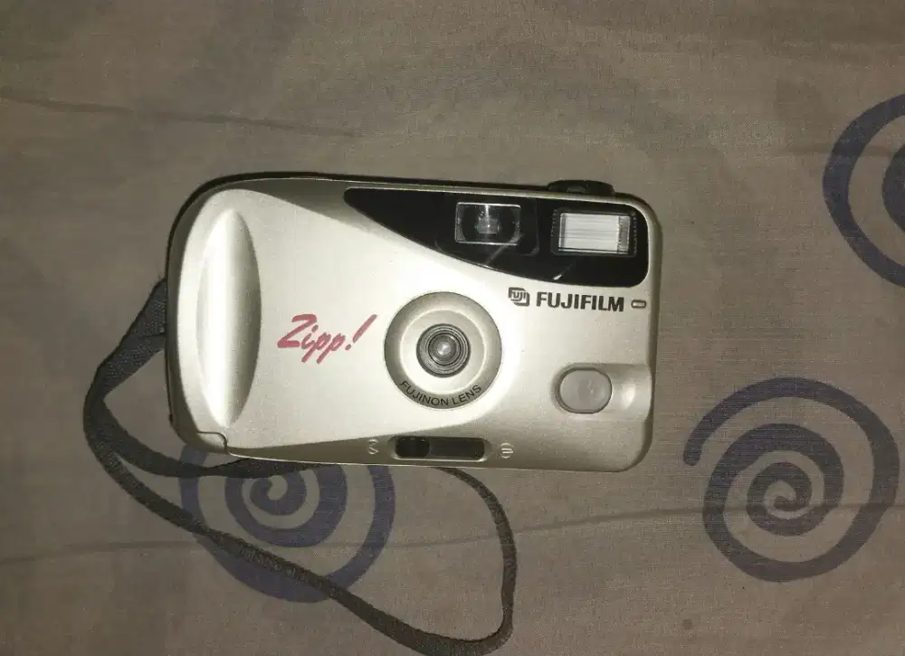 Kamera analog jadul, minus sarung.