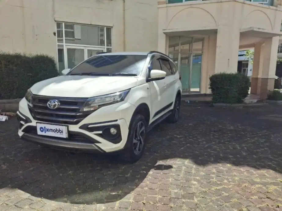 Pajak Panjang - Toyota Rush 1.5 S GR Sport Bensin AT 2022 Putih