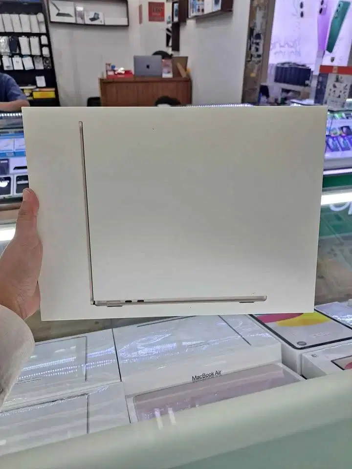 Macbook Air M4 13 Inch 24/512GB SSD Starlight New Segel Garansi IBox