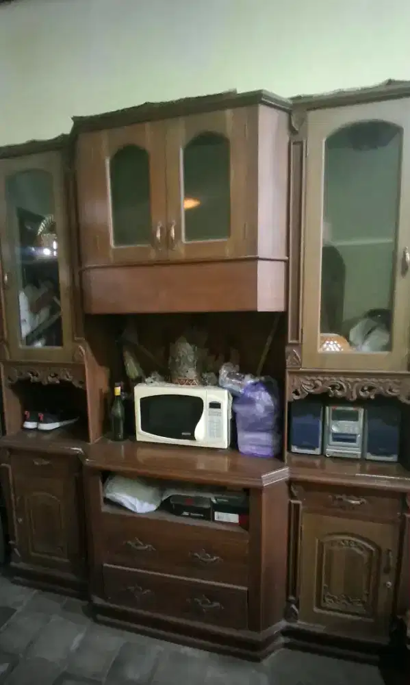 Lemari Bufet Pajangan Kayu Klasik Kokoh