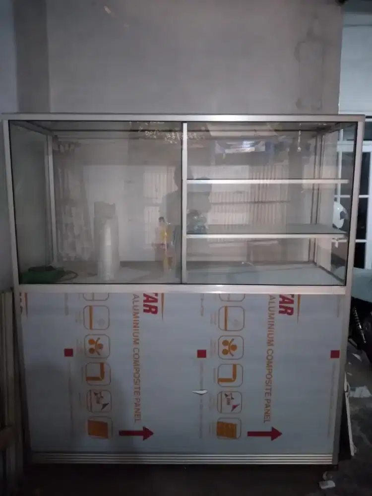 Etalase Kaca Aluminium Mulus - Baru 1 Minggu Pakai (Like New)