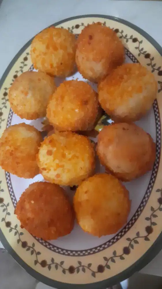 Menjual aneka kue donat dan roti. Goreng