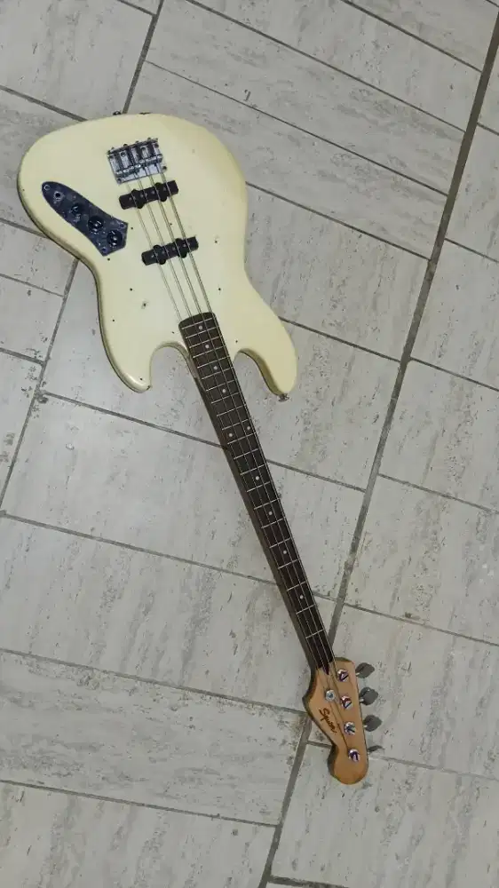 Squier bass normal