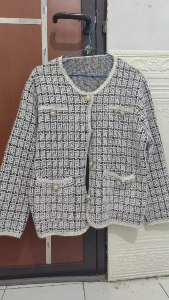 Cardigan Tweed Hitam Putih Pearl Button Preloved