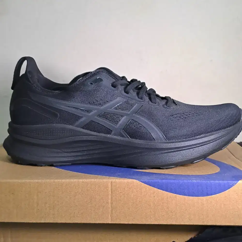 asics gel kayano 32 black hitam 44 US 10 second not nimbus novablast