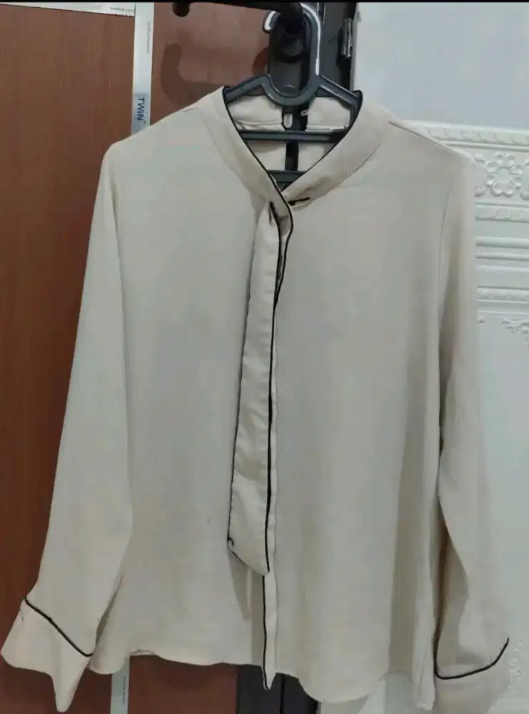 Blouse Cream Pita Elegan Wanita Preloved