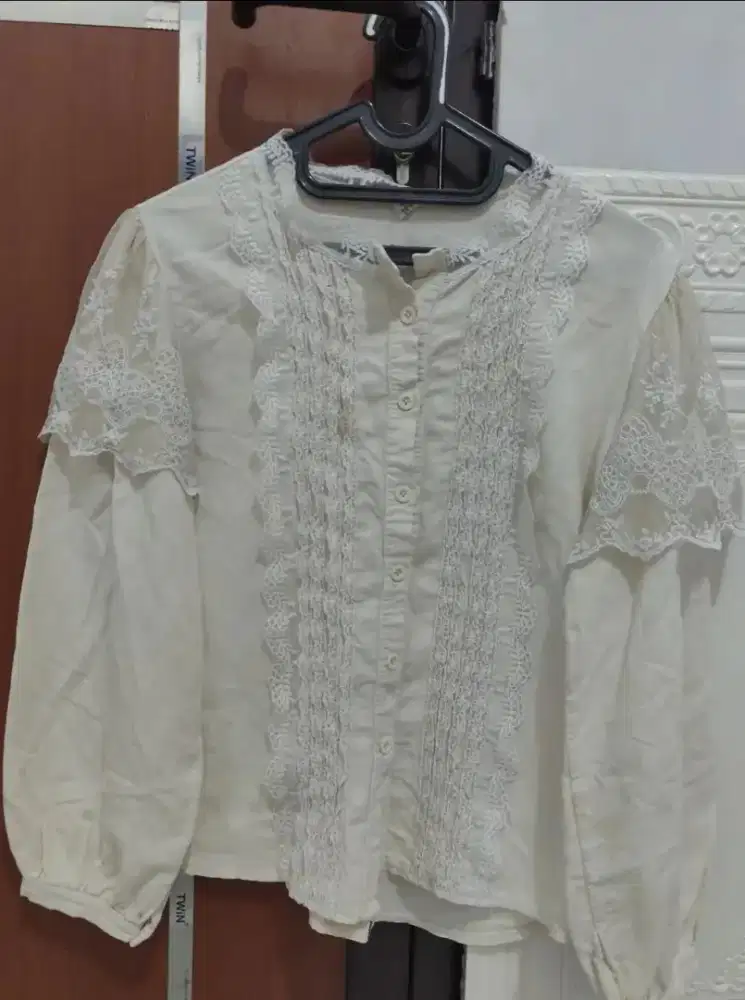 Blouse Putih Brokat Renda Wanita Preloved